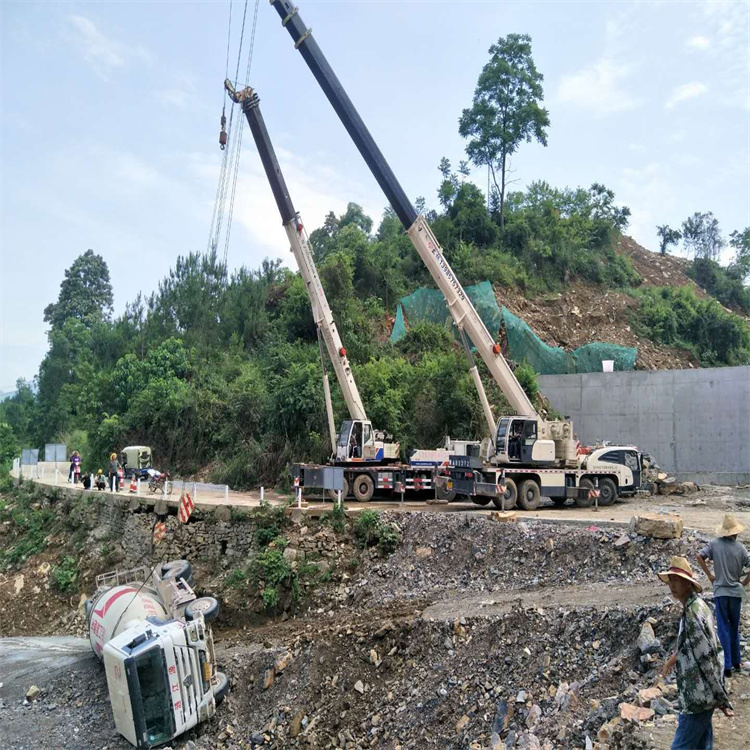 岑巩汽车掉沟里叫吊车救援要多少钱